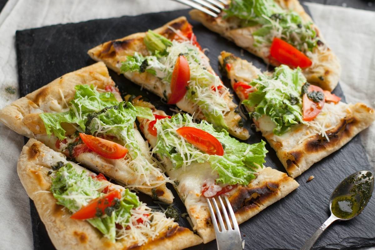 Che cos'è la pinsa romana? Caratteristiche e differenze con la pizza