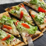 Che cos'è la pinsa romana? Caratteristiche e differenze con la pizza